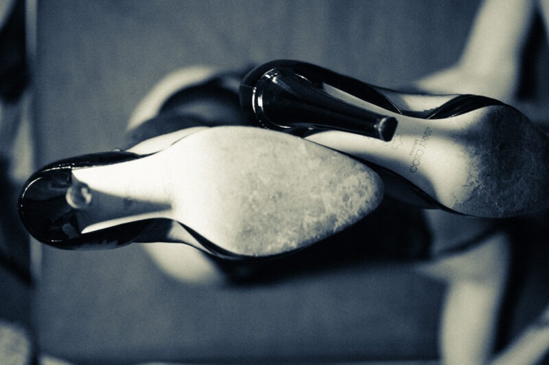 Schuhsohlen von High Heels von oben fotografiert