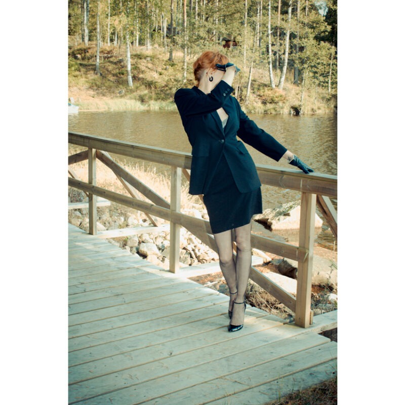 Modell in echten Nylons / Nahtstrümpfen auf einer Holzbrücke