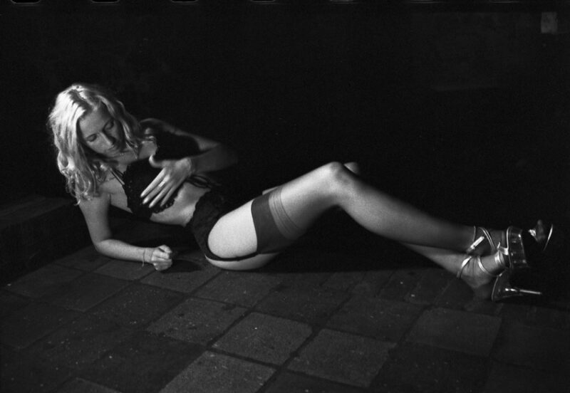 Das Foto Modell Tracy liegt auf dem Boden der Leipziger Moritzbastei. Sie trägt Strümpfe. Es sind echte Nahtnylons.