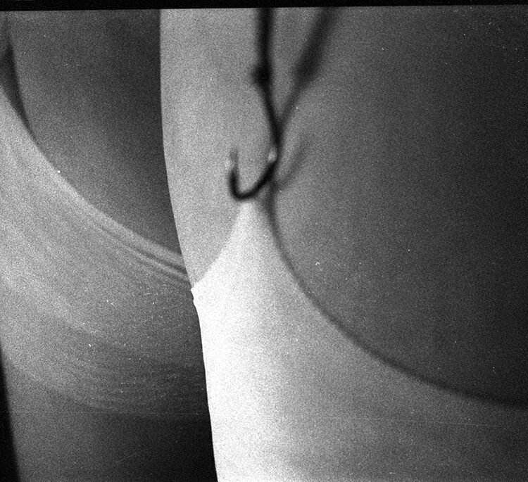 Captain Hook. Ein Angelhaken hält einen Strumpf.