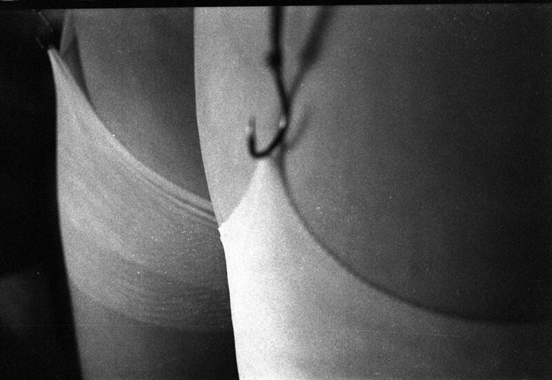 Captain Hook. Ein Angelhaken hält einen Strumpf.