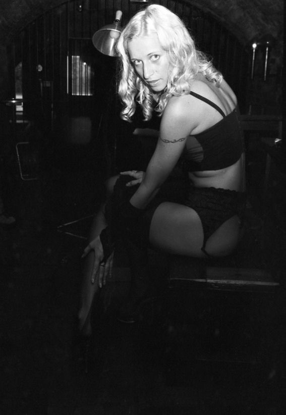 Fotoshooting mit Modell Tracy in der Leipziger Moritzbastei. Dieses Foto ist ein "Making of" Foto. Modell Tracy sitzt in Unterwäsche und Nylons in der Moritzbastei.