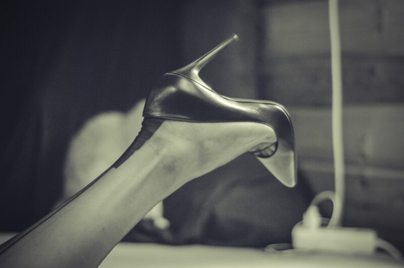 Schwarze Cervin Nahtstrümpfe. Grossaufnahme von Hochferse und Louboutin High Heels.