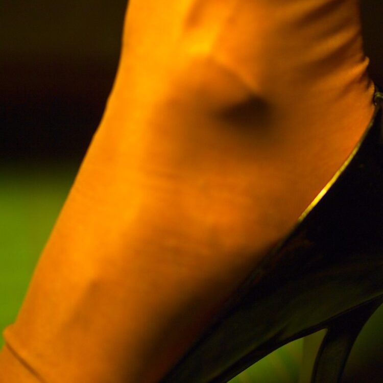 Bestrumpfter Fuß in Großaufnahme. Der Strumpf ist natürlich ein echter Nahtstrumpf