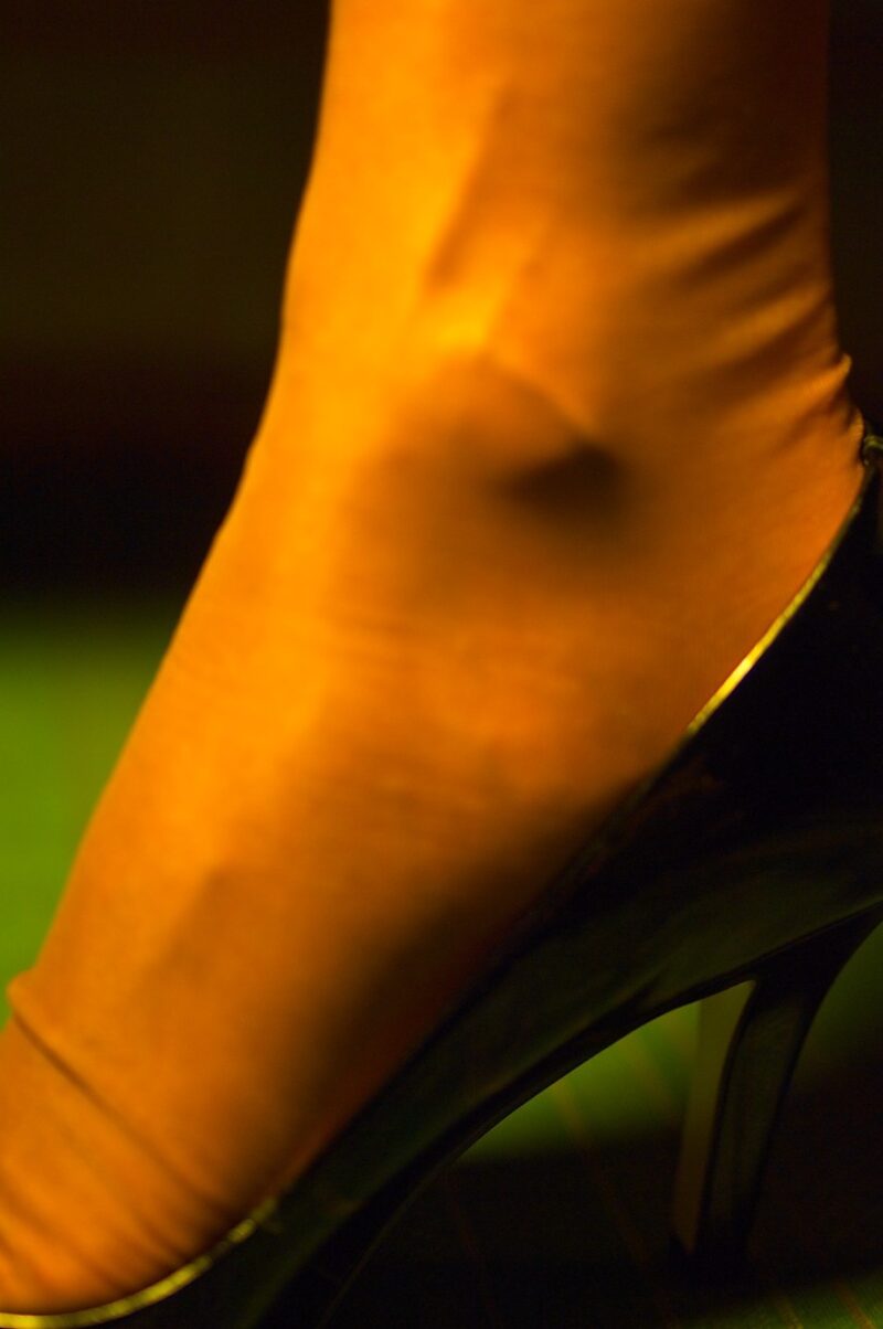 Bestrumpfter Fuß in Großaufnahme. Der Strumpf ist natürlich ein echter Nahtstrumpf