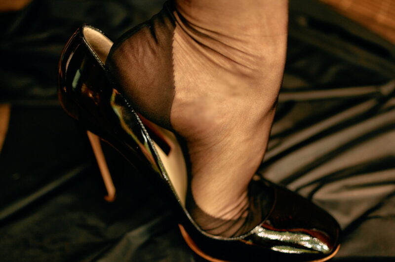 Nahaufnahme von 30 den Nahtnylons in Rupert Sanderson Schuhen