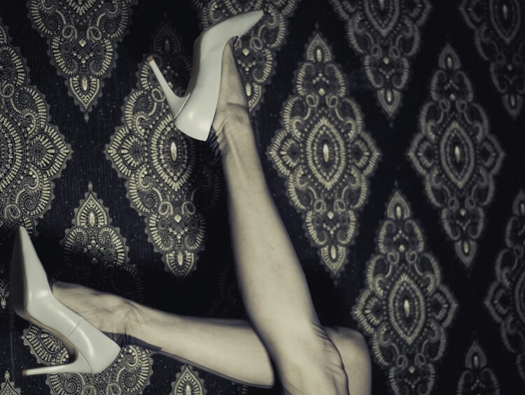 Lange Beine in Nahtstrümpfen