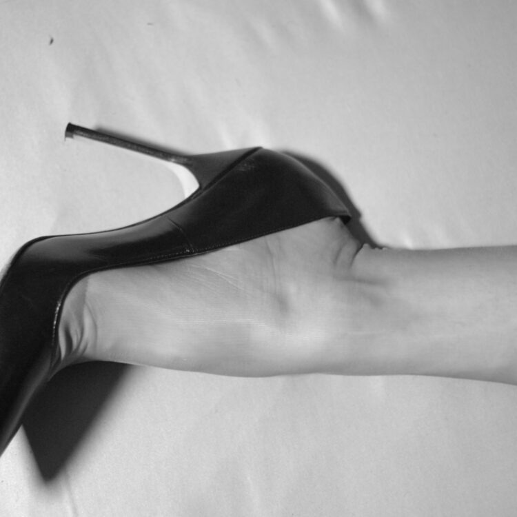 High Heels und wirklich fast nicht sichtbare Nylonstrümpfe. Diese Strümpfe sind echte Nylons, keine modernen Strümpfe