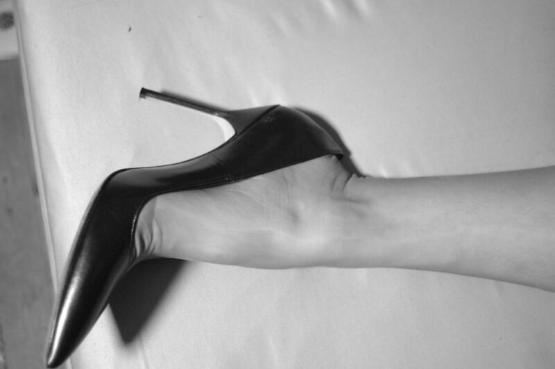 High Heels und wirklich fast nicht sichtbare Nylonstrümpfe. Diese Strümpfe sind echte Nylons, keine modernen Strümpfe