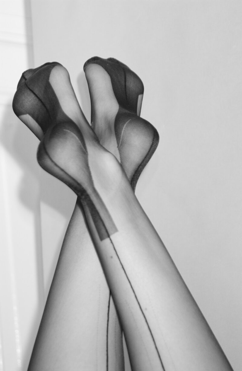 Frauenfüße in Cuban Heel Nahtstrümpfen mit Hochferse