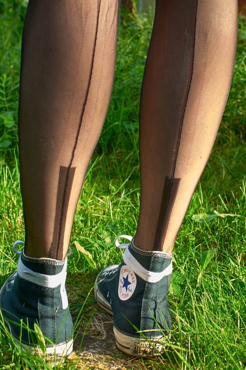 Converse and Nahtstrümpfe mit langer Hochferse.