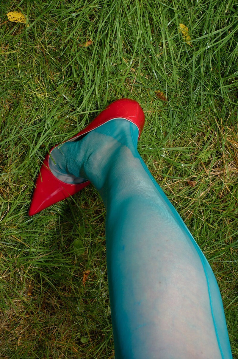 Nylonfetish. Grüne Nylon,strümpfe und rote High Heels.