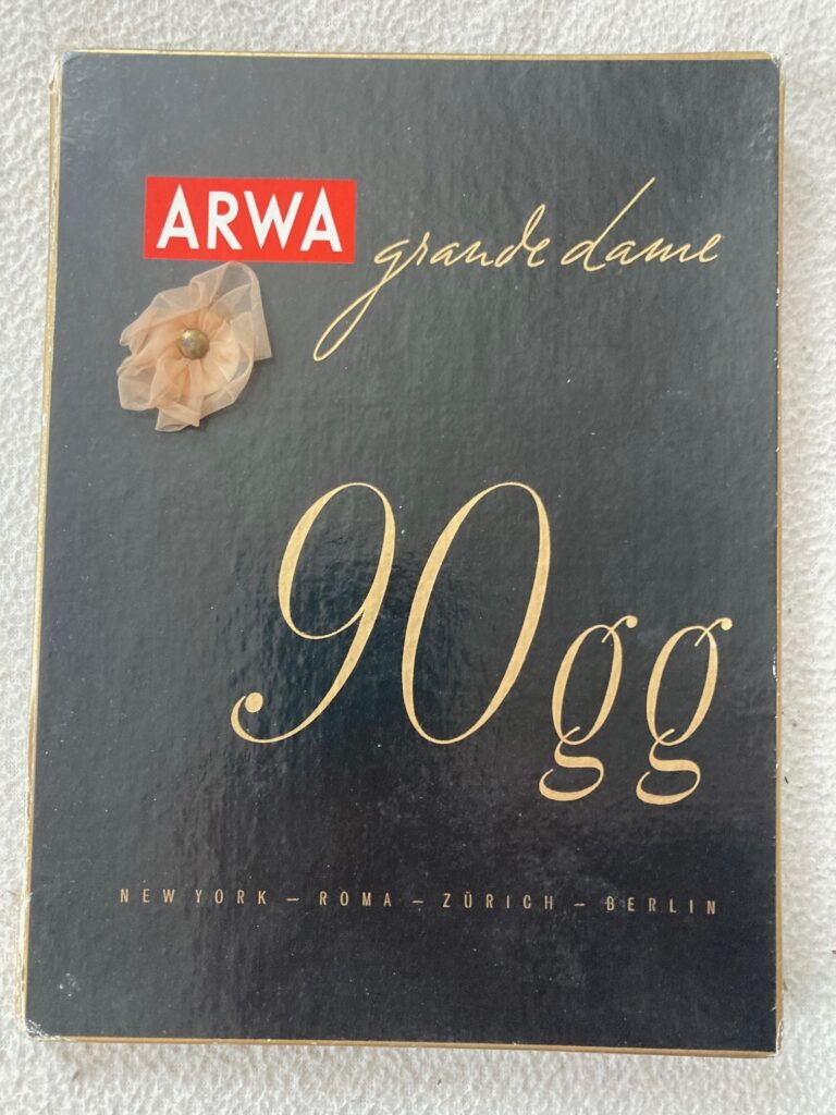 Verpackung der ARWA Grand Dame 90 gg Nahtstrümpfe - der feinsten Nahtstrümpfe der Welt