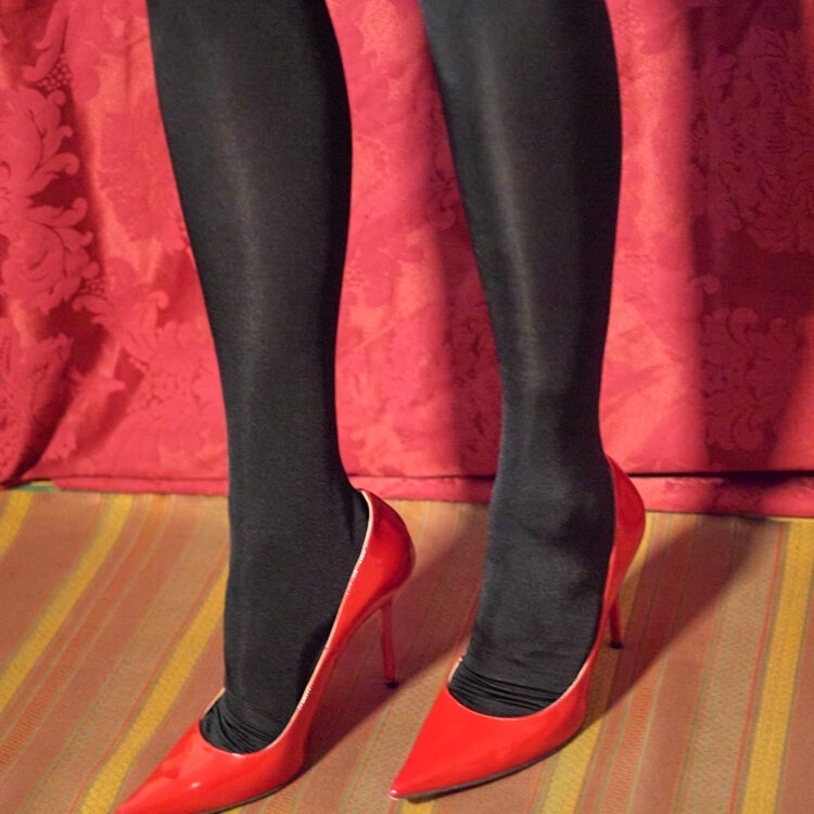 AG Nahstrumpf Satin Nahtstrümpfe in 80 den. Echte Satinnahtstrümpfe zusammen mit roten Stilettos getragen