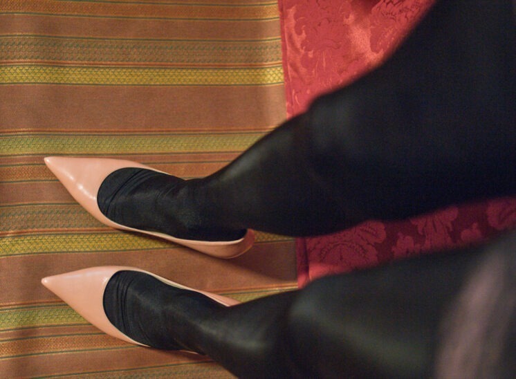 Schwarze Satinstrümpfe in Kombination mit hellen Jimmy Choo Pumps