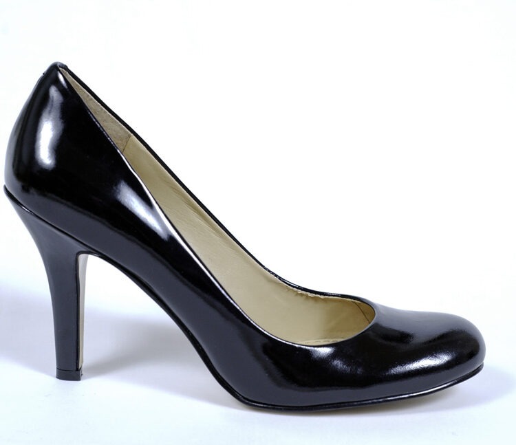 Nahaufnahme glänzende High Heels der Marke Nine West. Grösse 40