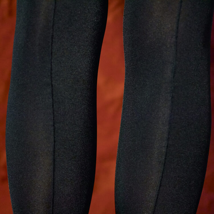 Nahaufnahme der massgeschneiderten AG Nahtstrumpf Nahtstruempfe. Die Strumpfnaht der 80 den Nahtstrümpfe in schwarz. Diese Nahtstruempfe sind aus elastischem Material gefertigt und extrem halbar.
