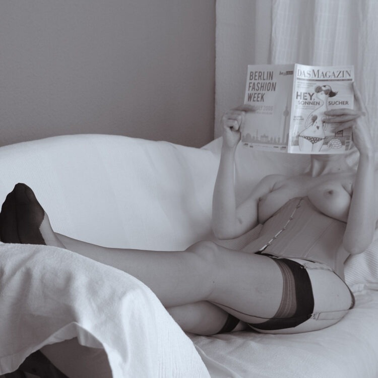 Schwarz Weiss Teilaktfoto eines Modell, das oben ohne, bekleidet mit Korsett und Nylonstrümpfen das Magazin 