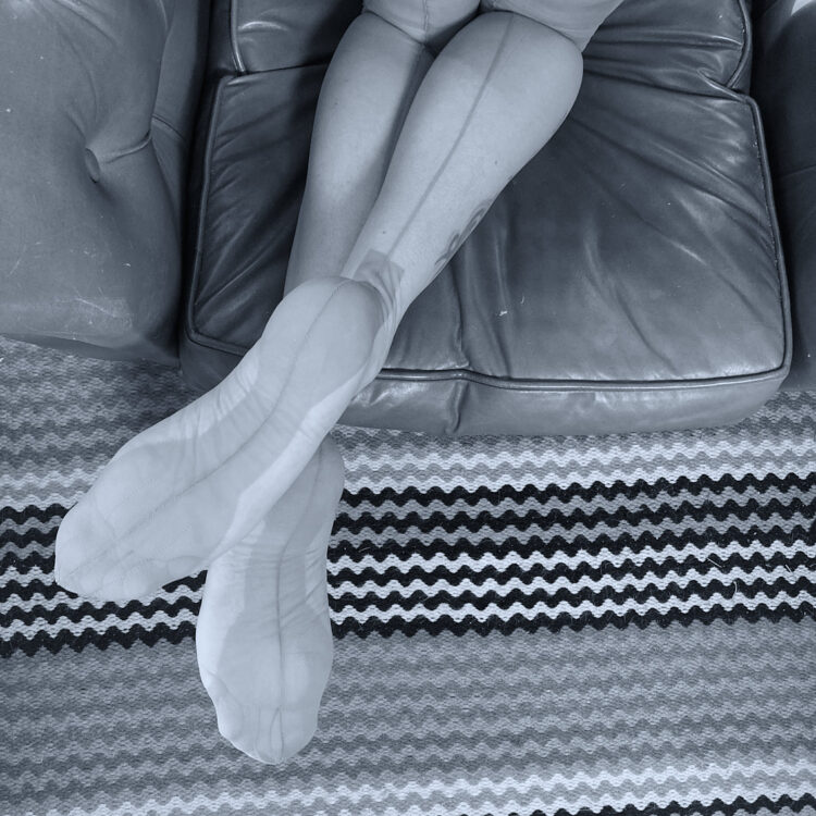 Bestrumpfte Füße in Cuban Heel Nahtnylons. Die Sohlenverstärkung und die Naht der Nahtstrümpfe ist zu sehen