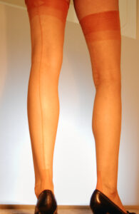 Naturfarben und Nylon. Nylons mit Pflanzenfarben färben. Hier im Bild echte Nahtstrümpfe, mit pflanzlichen Farbstoffen gefärbt.