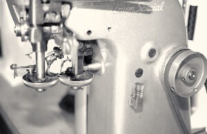 Eine Union Special Tellertransportnähmaschine zum Nähen von echten Nahtstrümpfen