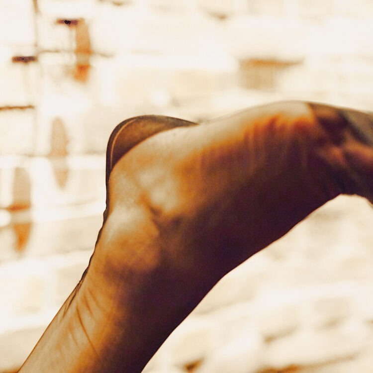 Fuss in Nylonstrumpf