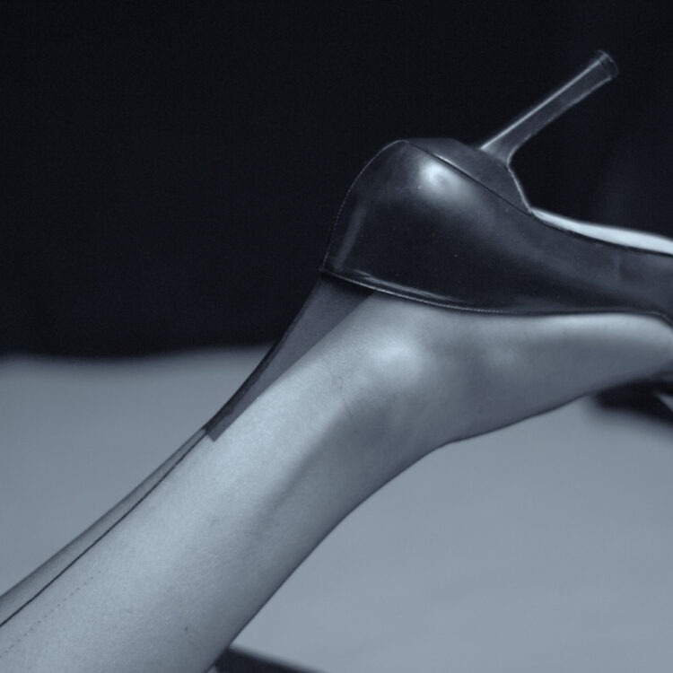 Nahaufnahme bestrumpftes Frauenbein, Strumpf: echte Nahtstrümpfe von Cervin mit Havana Heel