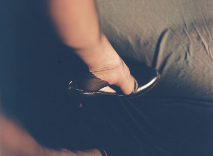 Nahtnylons und schwarze High Heels mit einer analogen Hasselblad 503 und einem Kodak Film 400 aufgenommen