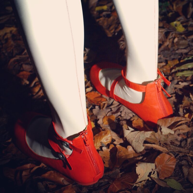 AG Nahtstrumpf echt genähte Latexstrümpfe in weiß mit roter Strumpfnaht