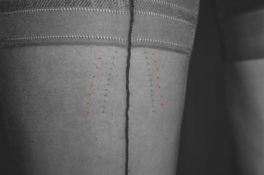 Schwarze Nylonstrümpfe mit roten Mustern