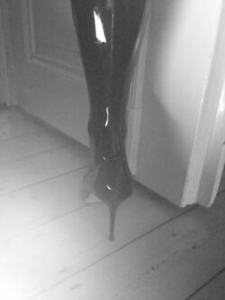 Anprobe mit einer Kundin Customer latex stockings