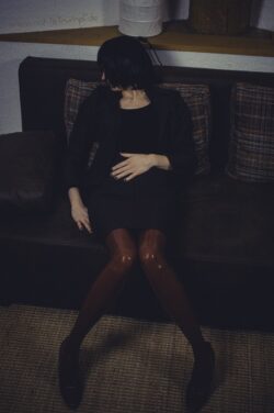 Bordeaux 0,2 mm latexstockings by AG Nahtstrumpf Latex aufm Sofa