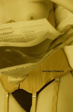 Year 2009, Corset made by AG Nahtstrumpf Ein Teil eines Korsetts, das eine Frau trägt. Sie liest eine Zeitung