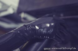 Latexhand in Schwarz auf Latexstrumpf Latex Hand, a womens hand in black latex gloves