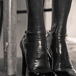 Under dem Tisch Latex stockinges feet
