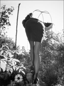 Cuban heel ff seamed stockings and black flats Gartenarbeit in Nylonstrümpfen und flachen Schuhen. Schwarze Nylonstrümpfe mit Strumpfnaht und Hochferse. Schlanke Beine.