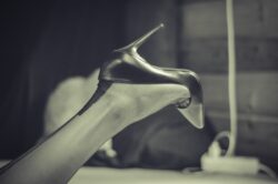 2022 "Flood of images" High Heels und Nylonstrümpfe in Großaufnahme Schwarze Cervin Nahtstrümpfe. Grossaufnahme von Hochferse und Louboutin High Heels.