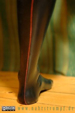 Schwarzes Latex - rote Naht AG Nahtstrumpf seamed Latex stockings red seams
