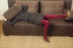 Latexstrümpfe in Bordeauxrot Sofastrumpf