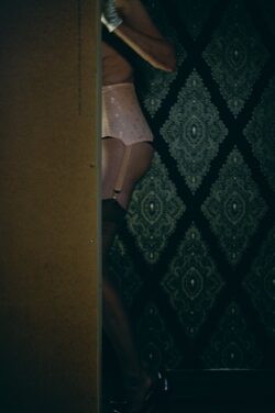2024: Vintage gridle vintage Strumpfhalter und Nahtnylons Foto women i a vintage girdle. Only a part of her body is showing